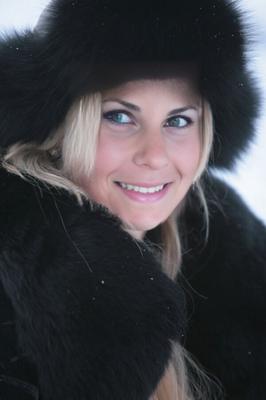 Stephanie nackt im Schnee