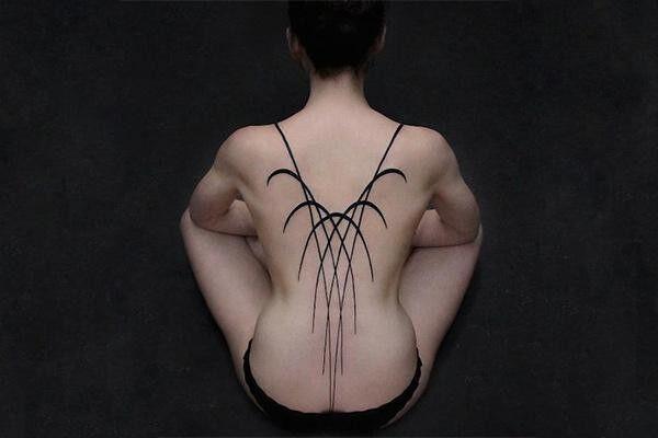 Estos tatuajes son planos y brillantes.