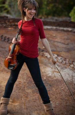 la pute Lindsey Stirling exhibe ses seins coquins dans un haut moulant