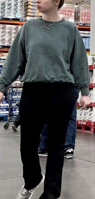 Costco Sighting - -Algo loiro com bela bunda e cabelo preso