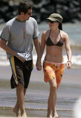 Alyson-Hannigan beach walk