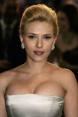 Scarlett Johansson flagra loira enfiada em vestido