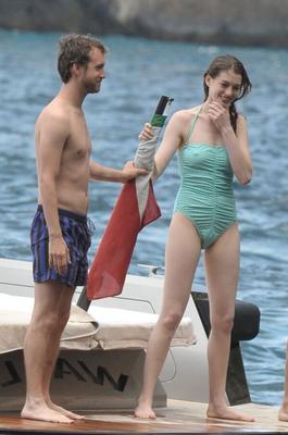 Anne Hathaway stöbert in ihrem One Piece