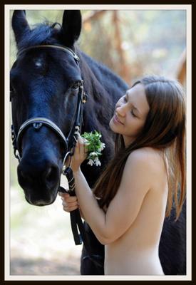 Fille nue aime les chevaux HQ