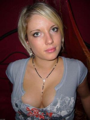 Chica rubia amateur con buenas tetas