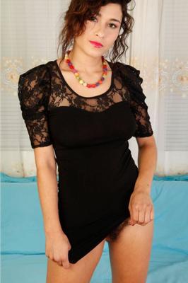 Raven Rockette - Vestido Preto :: Buceta Peluda | 