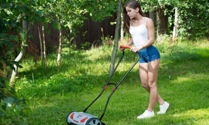 EVELINA DARLING - Mowing ends in playing