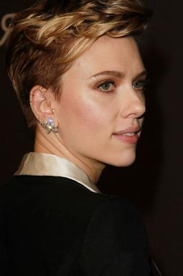 Scarlett Johansson sexy en traje