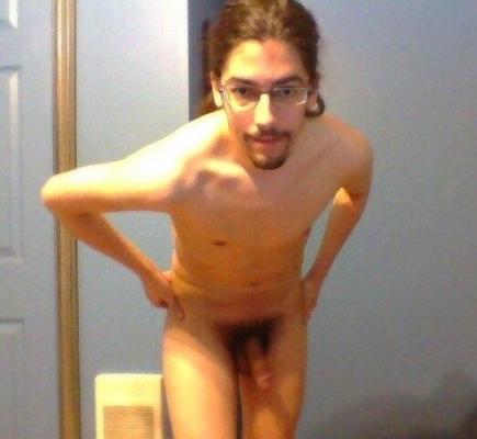 chico nerd desnudo