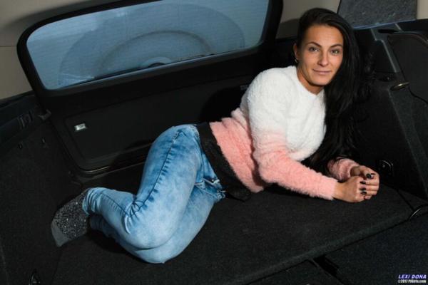 Lexi Dona dans la voiture