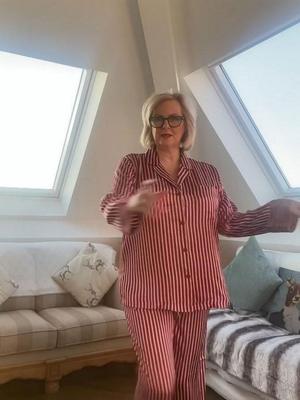 ANNABEL IN IHREM PYJAMAS