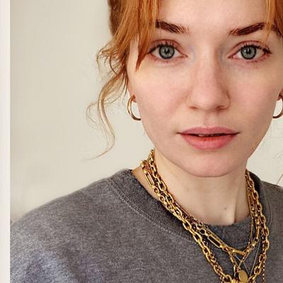 Eleanor Tomlinson es preciosa