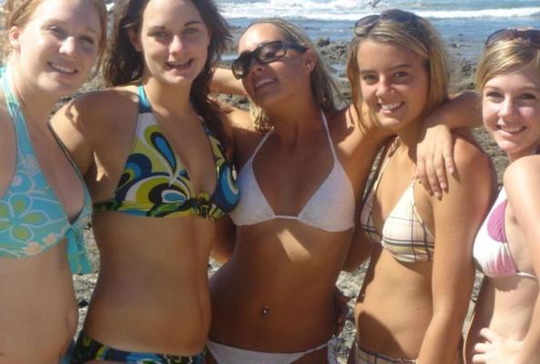 BIKINI - GRILS IN GROUP