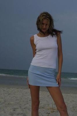 Natalie - Blauer Rock am Strand