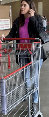 Costco Sightings – MILF mit schwarzer Jacke und pinkfarbenem Pullover