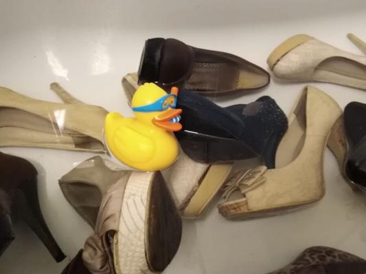 Was für eine himmlische Sünde – Baden in abgetragenen High Heels