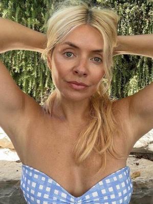 Holly Willoughby showing off her amazing sexy body in bikini