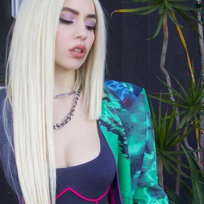 ¡Ava Max está buena!