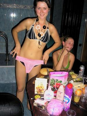 chicas en la casa de baños