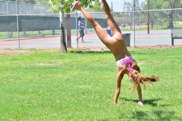 Chicas sin fondo todo el día, ¡es hora de una gran paja!