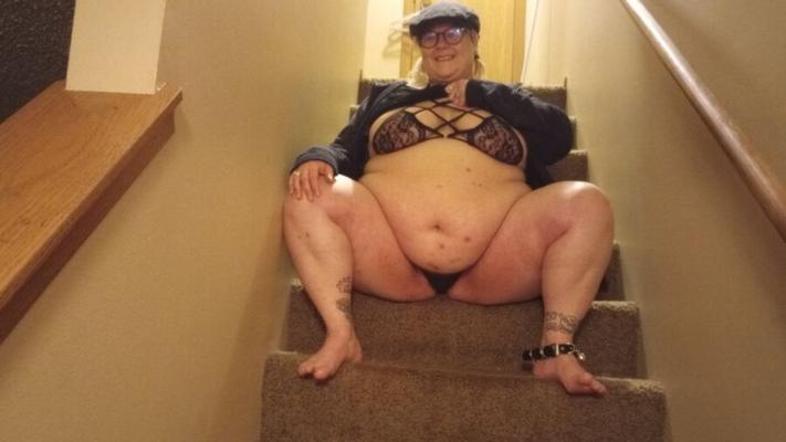 BBW PoppyJay posando en las escaleras