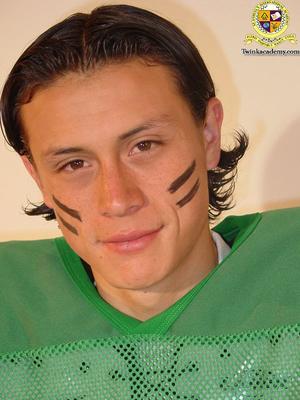 Chico de fútbol posando para nosotros.