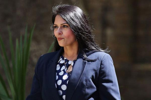 Ich liebe es, der konservativen Priti Patel einen runterzuholen