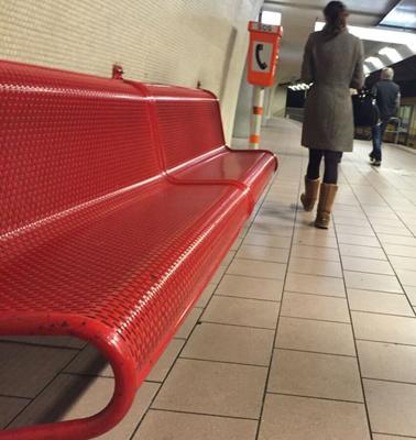 Mujeres con botas marrones en la calle