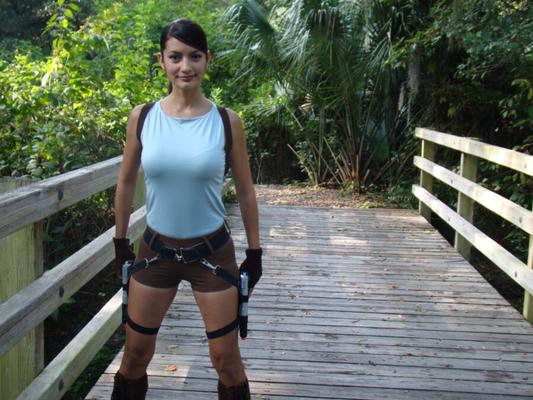 Modelo de cosplay sexy Ivy em uma fantasia/biquíni de Tomb Raider