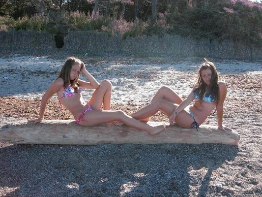 Adolescentes en bikini en la playa