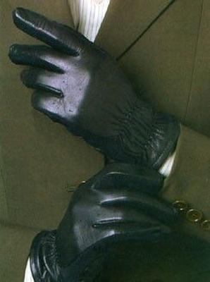 Les hommes portent des gants