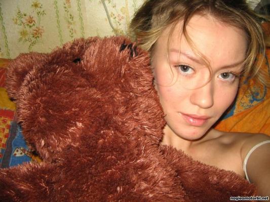 Heißes Teenie-Mädchen Striptease mit Plüsch-Teddybär