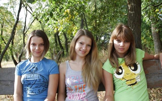 Three girls in the woods N.N.