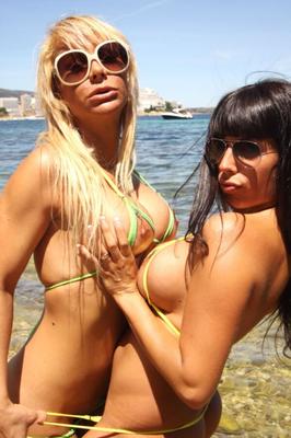 Amis bimbo de plage noirs et blonds