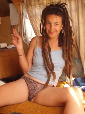 Dreadlock hippy amateur Crissy se desnuda