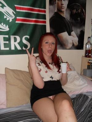 British Chav Teen en jupes hautes et photos de jambes - aperçu de la culotte