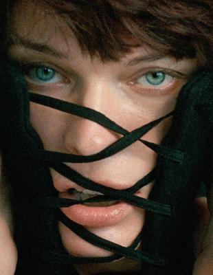 A Milla Jovovich le encanta estar en topless