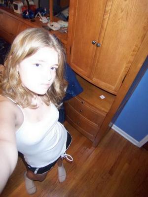 Cute Ginger adolescente fazendo selfies impertinentes