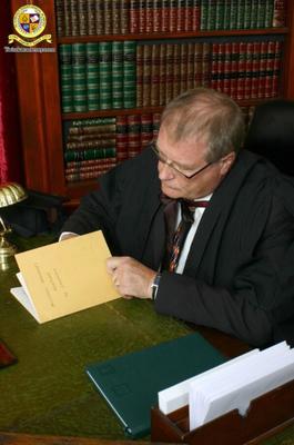 Menino disciplinado pelo antigo professor