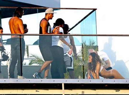 Rihanna fumando fotos desnudas calientes