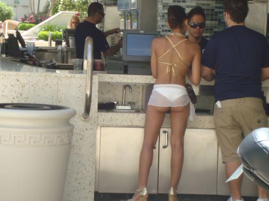 Chicas junto a la piscina