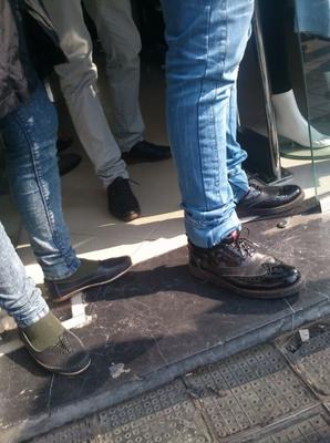 Mujer persa (iraní) sincera en la calle con calcetines verdes