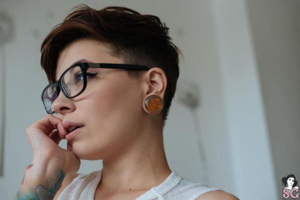 Arriane-Checkmate-Emo tatoo adolescent aux cheveux courts avec des lunettes ont