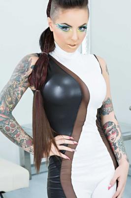 Christy Mack in Schwarz und Weiß