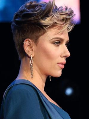 Scarlett Johansson deusa do terno azul