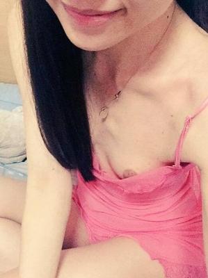 Amateur asiatique fille selfie et montrer ses seins et sa chatte