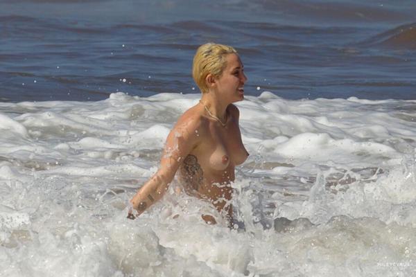 Miley Cyrus seins nus à Maui