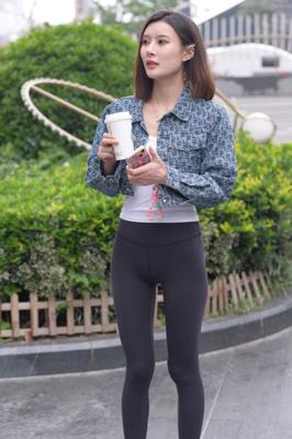 Fille chinoise montrant son corps parfait dans des leggings noirs HQ