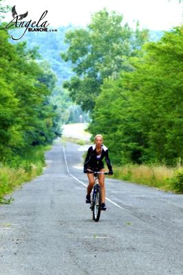 angela sale en su bicicleta