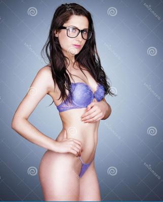 lunettes, soutien-gorge et culotte